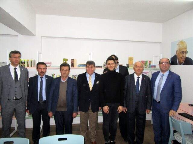 Tasarladığı çantanın geliriyle Afyonkarahisar'da köy okuluna kütüphane kurdu