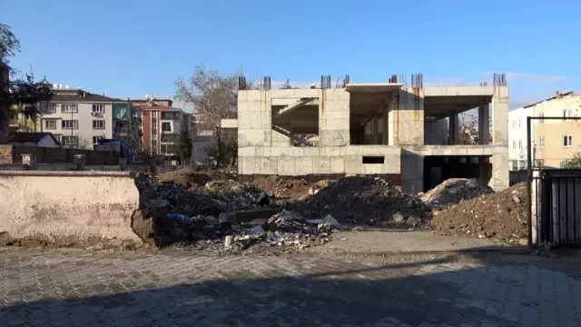 Yarım kalan okul inşaatı madde bağımlılarının mekanı oldu Yarım kalan okul inşaatı madde bağımlılarının mekanı oldu