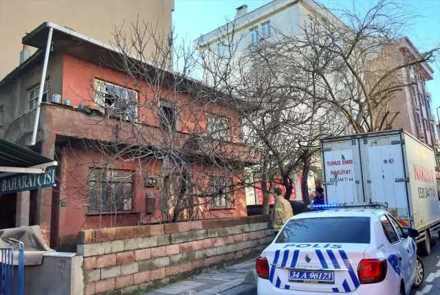 Yaşlı kadın yanan evini terk etmek istemedi Yaşlı kadın yanan evini terk etmek istemedi