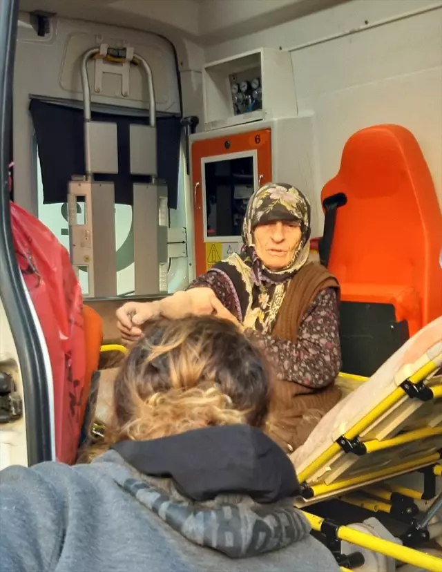 Yaşlı kadın yanan evini terk etmek istemedi Yaşlı kadın yanan evini terk etmek istemedi
