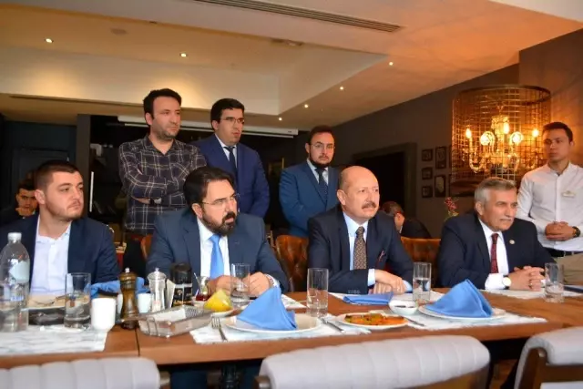 AK Partili Ünal: '10 yıllık basın emekçisiyle 10 günlük sosyal medya paylaşımcısı aynı kefeye... AK Partili Ünal: '10 yıllık basın emekçisiyle 10 günlük sosyal medya paylaşımcısı aynı kefeye...
