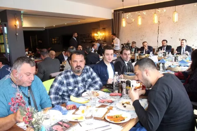 AK Partili Ünal: '10 yıllık basın emekçisiyle 10 günlük sosyal medya paylaşımcısı aynı kefeye... AK Partili Ünal: '10 yıllık basın emekçisiyle 10 günlük sosyal medya paylaşımcısı aynı kefeye...
