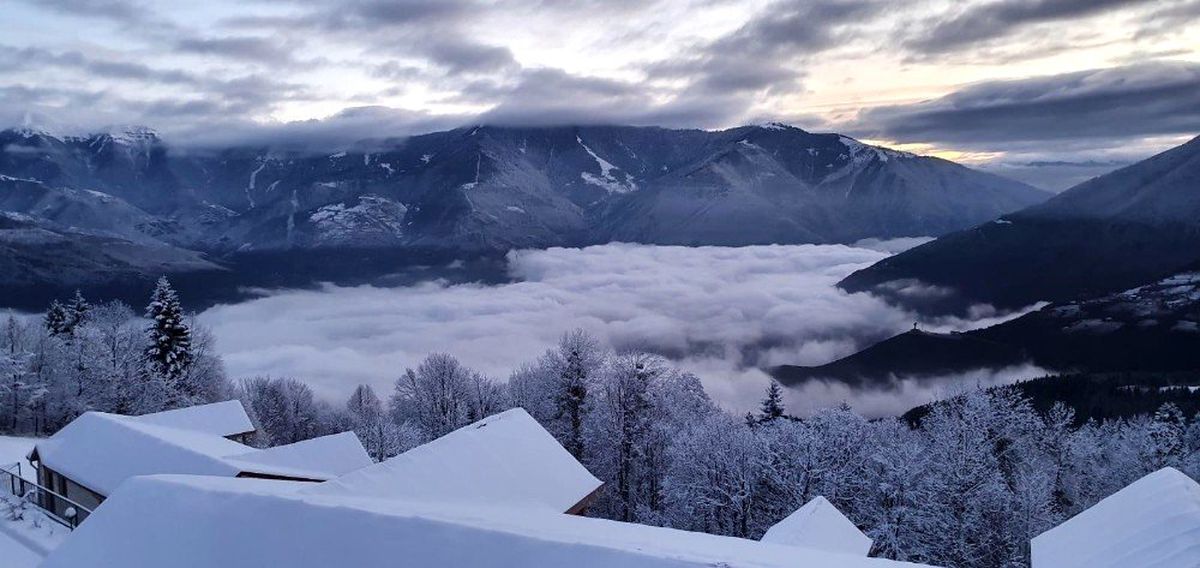 Artvin'de karlı dağlarla bulutlarla görsel şöleni