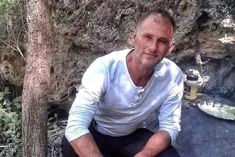 Elinde çocuğu için aldığı doğum günü pastasıyla can veren baba karlar altında son yolculuğuna...
