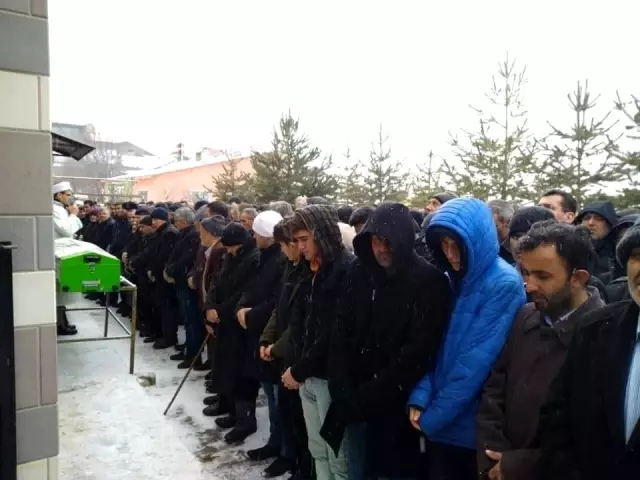 Elinde çocuğu için aldığı doğum günü pastasıyla can veren baba karlar altında son yolculuğuna...