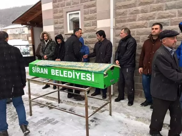 Elinde çocuğu için aldığı doğum günü pastasıyla can veren baba karlar altında son yolculuğuna...