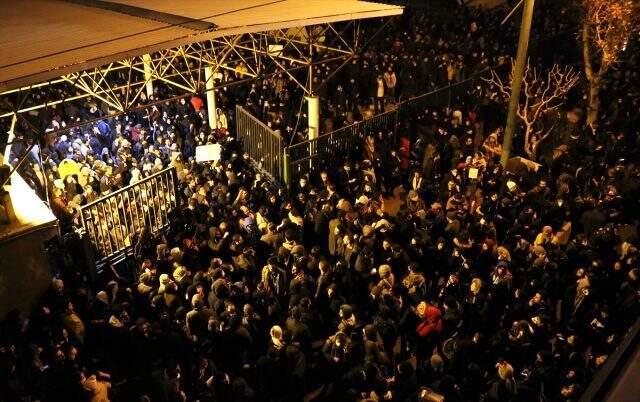 İran'da hükümet karşıtı gösteriler büyüyor! İngiltere'nin İran Büyükelçisi gözaltına alındı