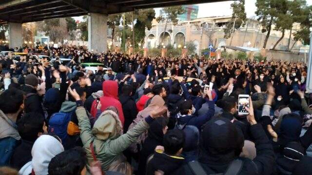 İran'daki protestolarda eylemcilerin ABD ve İsrail bayraklarına basmaması dikkat çekti