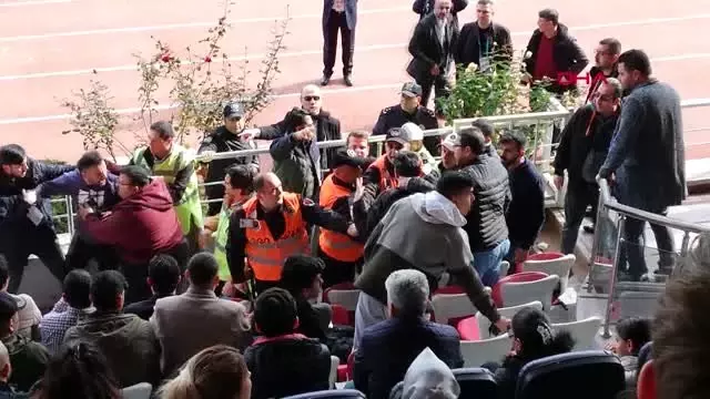 Kahramanmaraş-asbaşkan gazeteciye saldırdı, sonra kusura bakma, birine benzettim dedi Kahramanmaraş-asbaşkan gazeteciye saldırdı, sonra kusura bakma, birine benzettim dedi