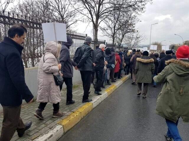 Kanal İstanbul'a tepki gösterenler el ele verip zincir oluşturdu.