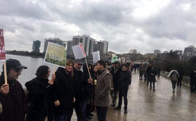 Kanal İstanbul'a tepki gösterenler el ele verip zincir oluşturdu.