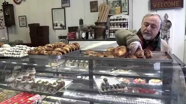 Pastaneden öğrenciler için 'askıda çay ve poğaça' uygulaması