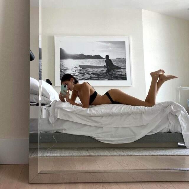 ABD'li model Kaia Gerber, yatak üzerinde siyah bikinisiyle poz verdi