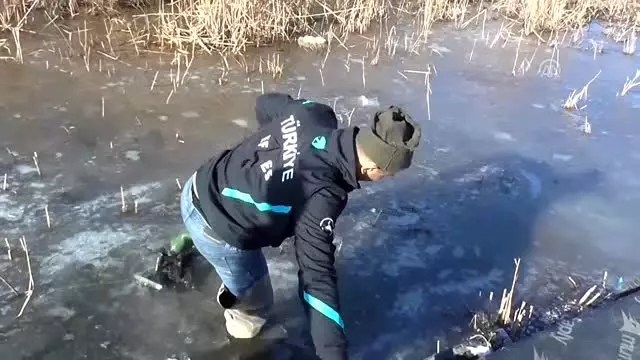 Beyşehir Gölü kıyısında buz tabakasının altındaki balıkları elleriyle yakaladı