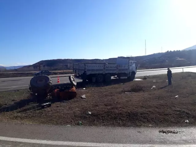Boyabat'ta traktörle kamyon çarpıştı: 1 yaralı