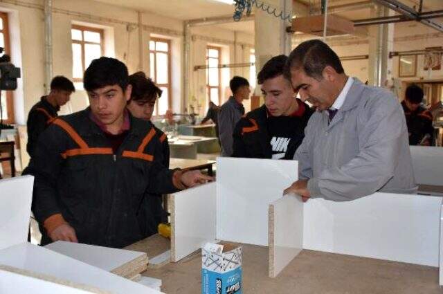 Bu okulda öğrenciler hem eğitim görüyor hem para kazanıyor