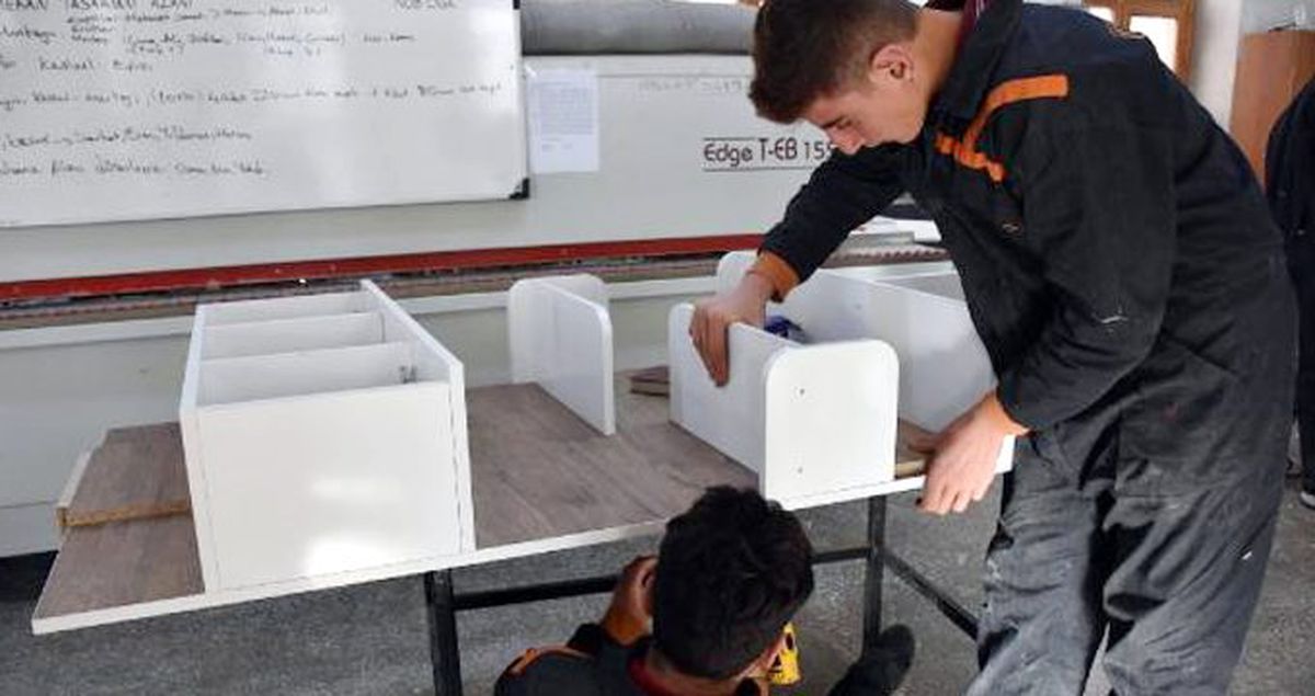 Bu okulda öğrenciler hem eğitim görüyor hem para kazanıyor