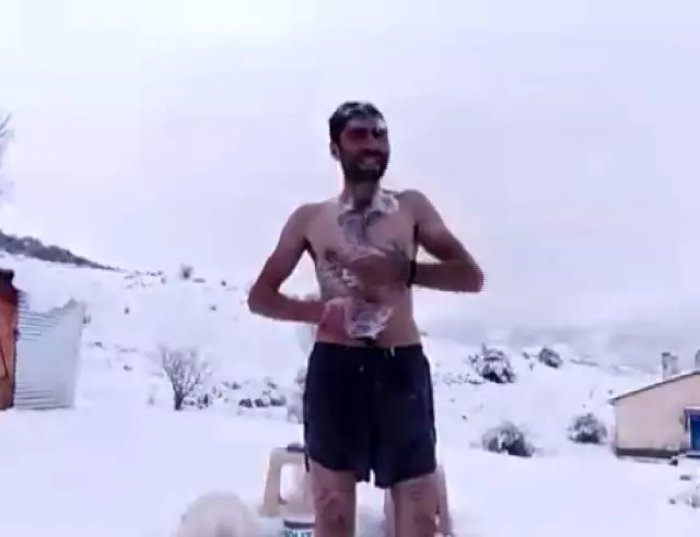 Eksi 10 derecede buzlu suda banyo yaptı
