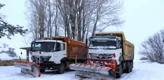 Çayırlı: Erzincan kent merkezi kara hasret kalırken ilçelerde 37 köy yolu ulaşıma kapandı Çayırlı: Erzincan kent merkezi kara hasret kalırken ilçelerde 37 köy yolu ulaşıma kapandı