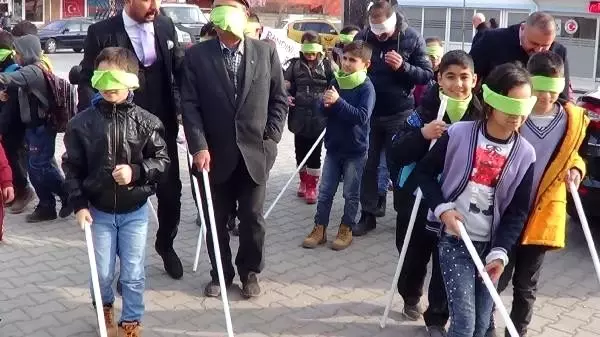 Iğdır'da öğrenciler empati için gözlerini bağladı Iğdır'da öğrenciler empati için gözlerini bağladı