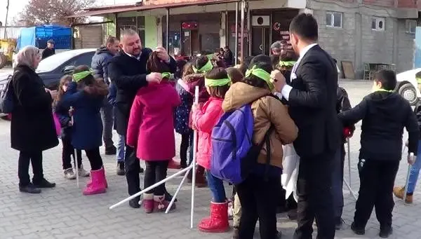 Iğdır'da öğrenciler empati için gözlerini bağladı Iğdır'da öğrenciler empati için gözlerini bağladı