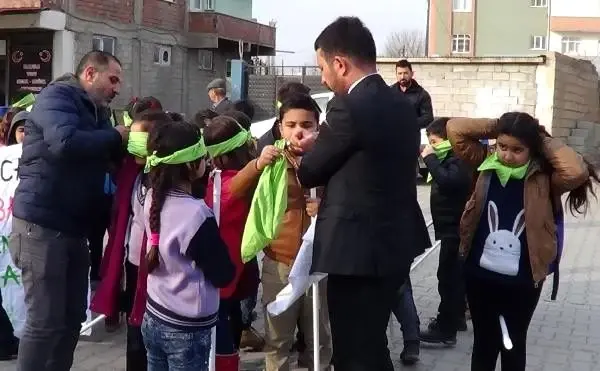Iğdır'da öğrenciler empati için gözlerini bağladı Iğdır'da öğrenciler empati için gözlerini bağladı
