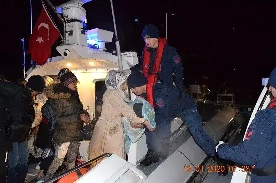 İzmir'de 253 kaçak göçmen yakalandı İzmir'de 253 kaçak göçmen yakalandı