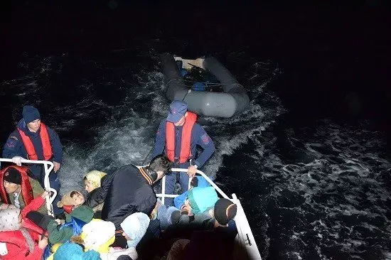 İzmir'de 253 kaçak göçmen yakalandı İzmir'de 253 kaçak göçmen yakalandı