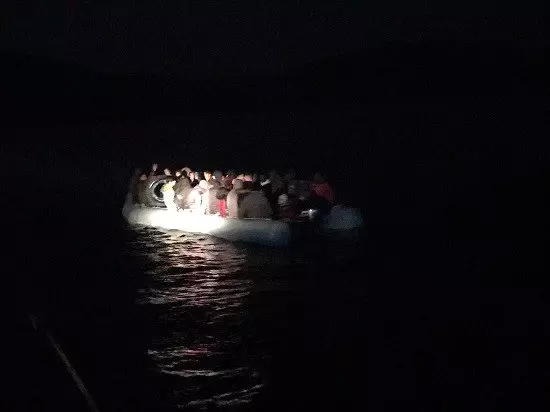 İzmir'de 253 kaçak göçmen yakalandı İzmir'de 253 kaçak göçmen yakalandı