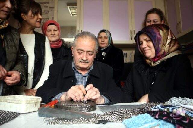 Kadına şiddete, 'çeyizlik zırh' yaparak tepki gösterdiler