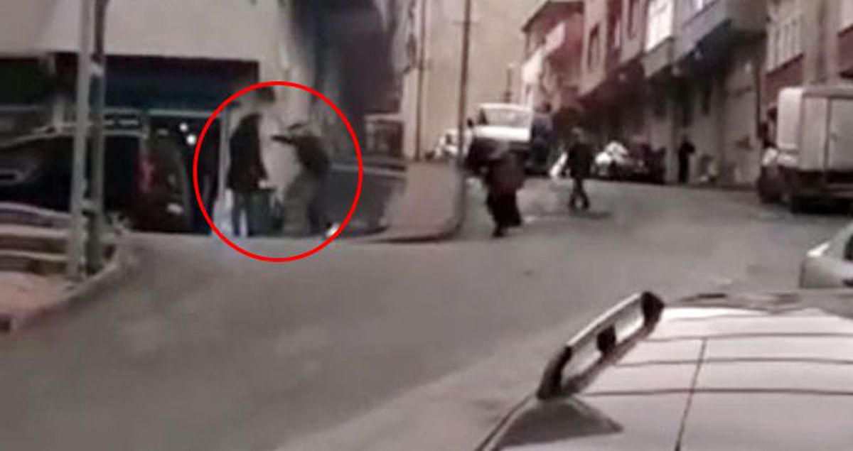 Kan donduran görüntü! Sokak ortasında kadını sopayla öldüresiye dövdü