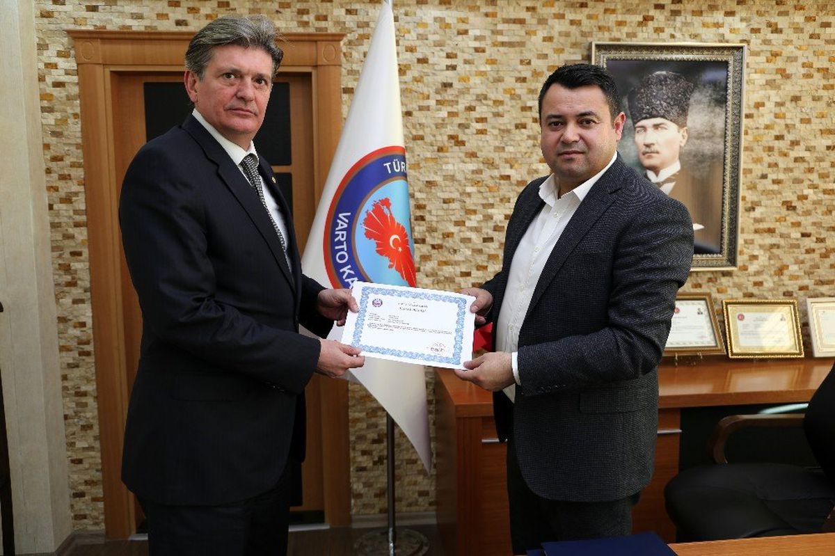 Kaymakam Avcı'dan emniyet müfettişi olan Şahin'e başarı belgesi