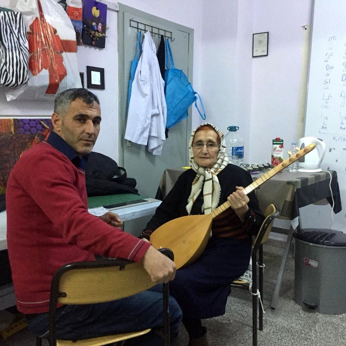Rizeli 80'lik teyze bağlama çalmayı öğreniyor