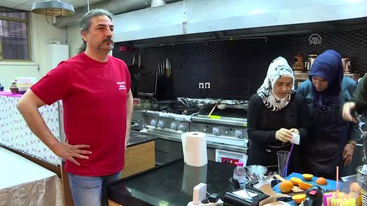 Şarkıcı Çelik, engelli kafe sahibine destek için garsonluk yaptı