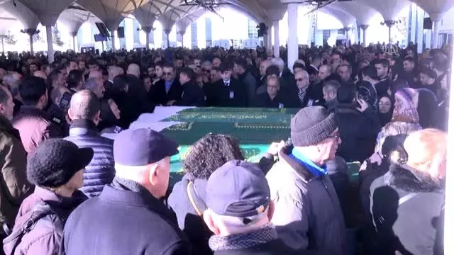 Şarkıcı İzzet Yıldızhan'ın vefat eden annesi toprağa verildi Şarkıcı İzzet Yıldızhan'ın vefat eden annesi toprağa verildi