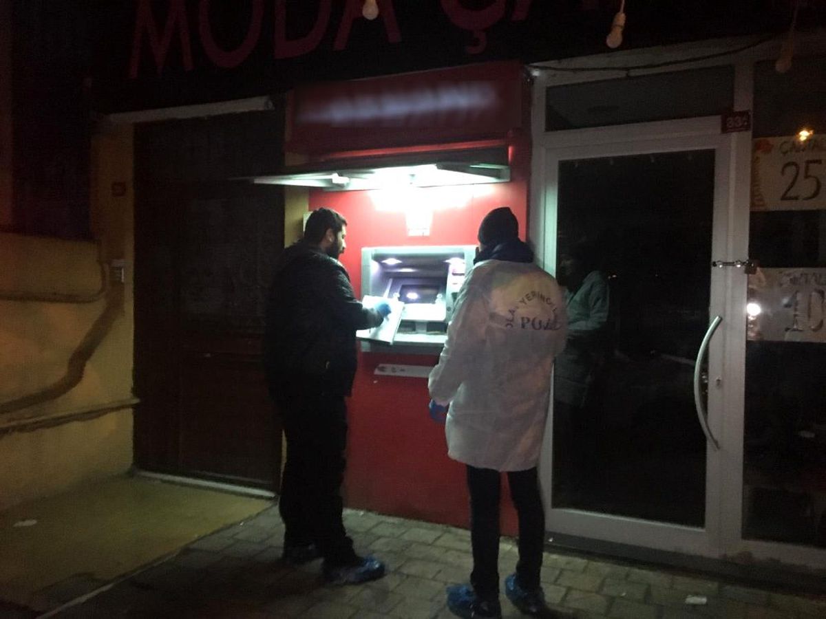 Sultanbeyli'de 3 ATM ateşe verildi