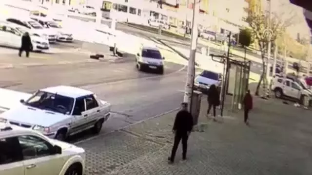 Yolun karşısına geçmek isterken hafif ticari aracın çarptığı genç yaralandı