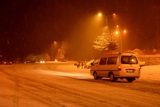 Zigana Geçidi'nde kar yağışı ulaşımı olumsuz etkiliyor