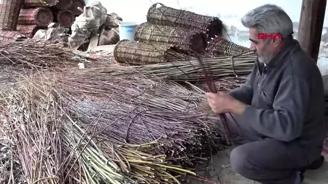 Bitlis hizanlı usta, söğüt dallarını sepete dönüştürüyor