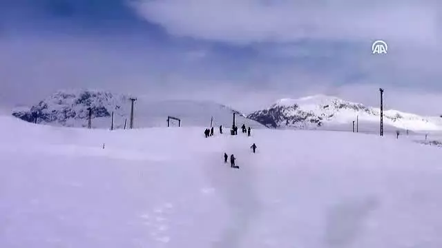 Çocukların karlı tepelerde kızak keyfi