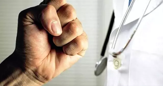 Yakınının doğum ameliyatına girme talebini reddeden doktorun burnunu kırdı! Doktor kanayan burnuyla doğum yaptırdı