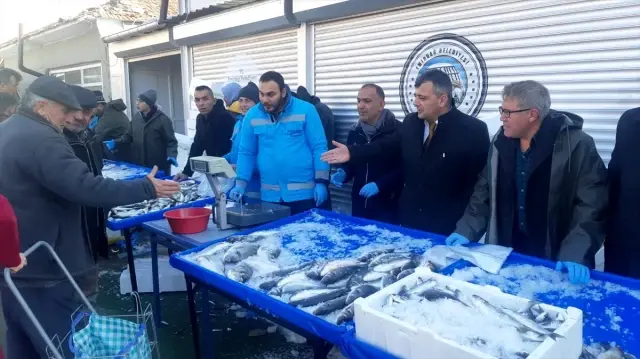 Emirdağ'da balık fiyatını yükselten esnafa kızan belediye tanzim satışına başladı Emirdağ'da balık fiyatını yükselten esnafa kızan belediye tanzim satışına başladı