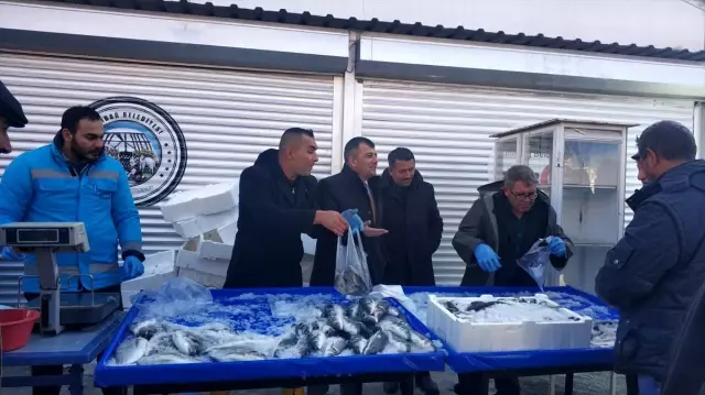 Emirdağ'da balık fiyatını yükselten esnafa kızan belediye tanzim satışına başladı Emirdağ'da balık fiyatını yükselten esnafa kızan belediye tanzim satışına başladı