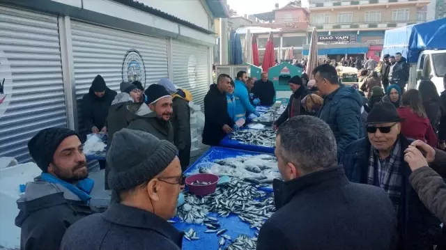 Emirdağ'da balık fiyatını yükselten esnafa kızan belediye tanzim satışına başladı Emirdağ'da balık fiyatını yükselten esnafa kızan belediye tanzim satışına başladı
