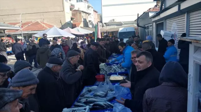 Emirdağ'da balık fiyatını yükselten esnafa kızan belediye tanzim satışına başladı Emirdağ'da balık fiyatını yükselten esnafa kızan belediye tanzim satışına başladı