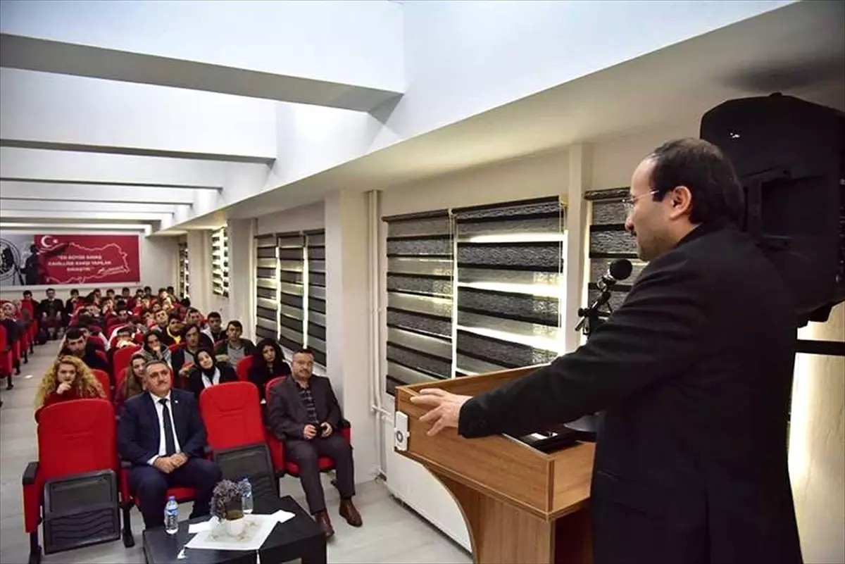 ETÜ Rektörü Bülent Çakmak, liselilere başarı ve kariyer dersi verdi