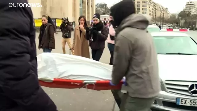 Eyfel kulesi önünde ölü yunus balıklarıyla 'aşırı avlanma' karşıtı protesto