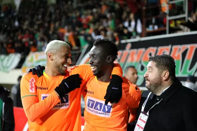 Fenerbahçe, Papiss Cisse için Alanyaspor'a Mevlüt Erdinç'i önerecek Fenerbahçe, Papiss Cisse için Alanyaspor'a Mevlüt Erdinç'i önerecek