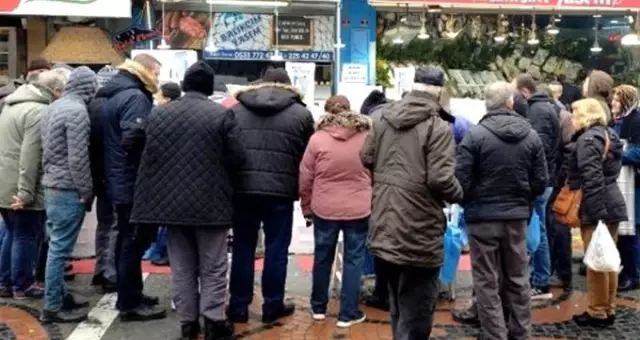 Hamsinin 5 liraya düştüğünü duyalar, almak için birbiriyle yarıştı