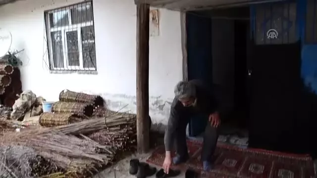 Hizanlı usta 40 yıldır söğüt dallarını sepete dönüştürüyor